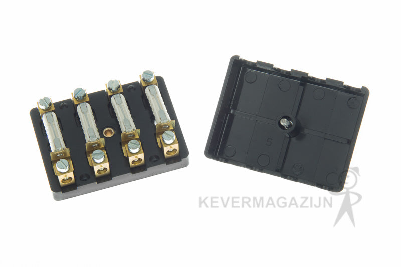 Zekeringkast met deksel voor 4 zekeringen.