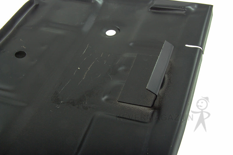 Bodemplaat accu, rechts.